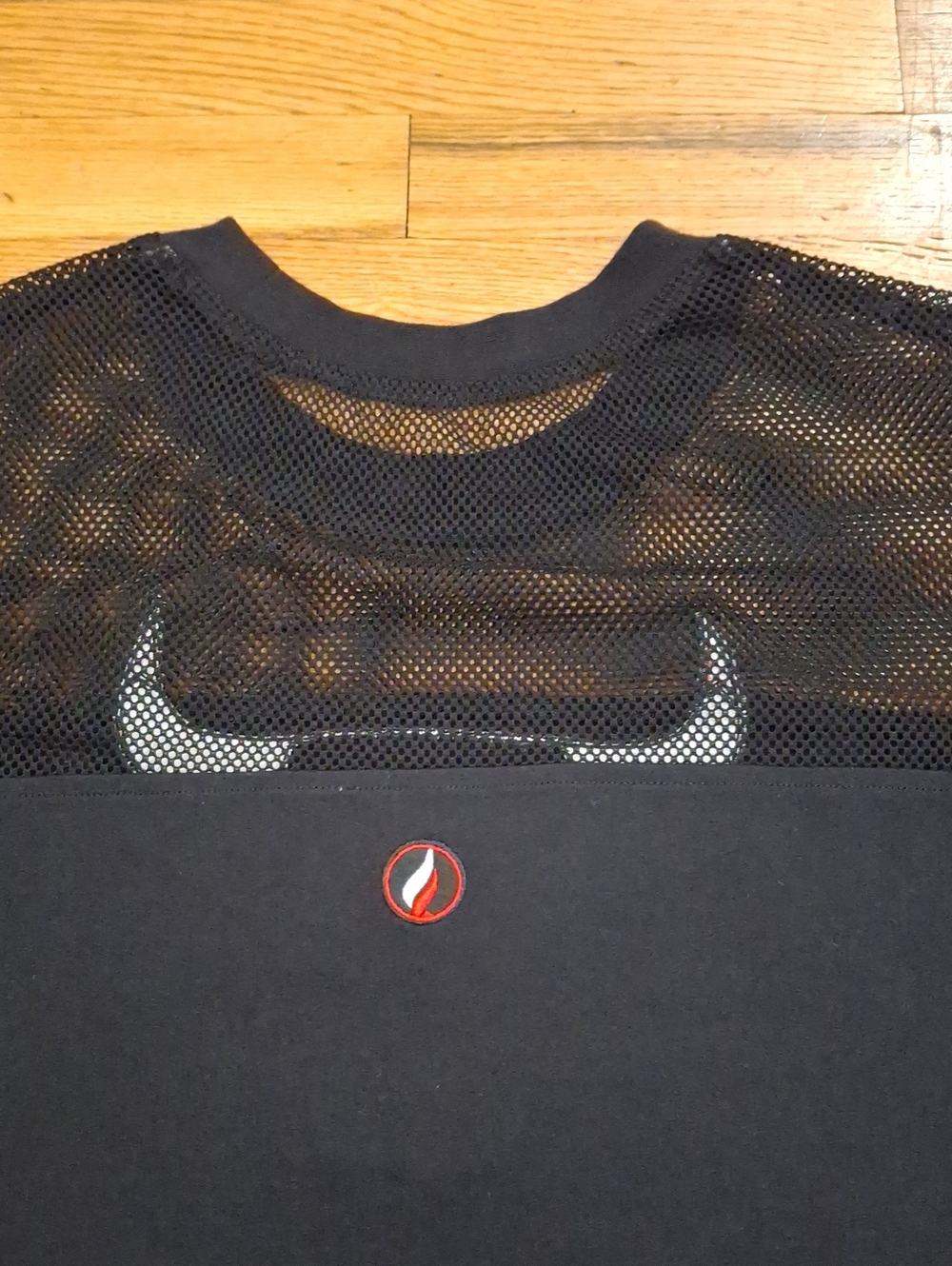 Fisll Bulls Black & Red Mesh Crop Top_1 - Picture 6 of 7